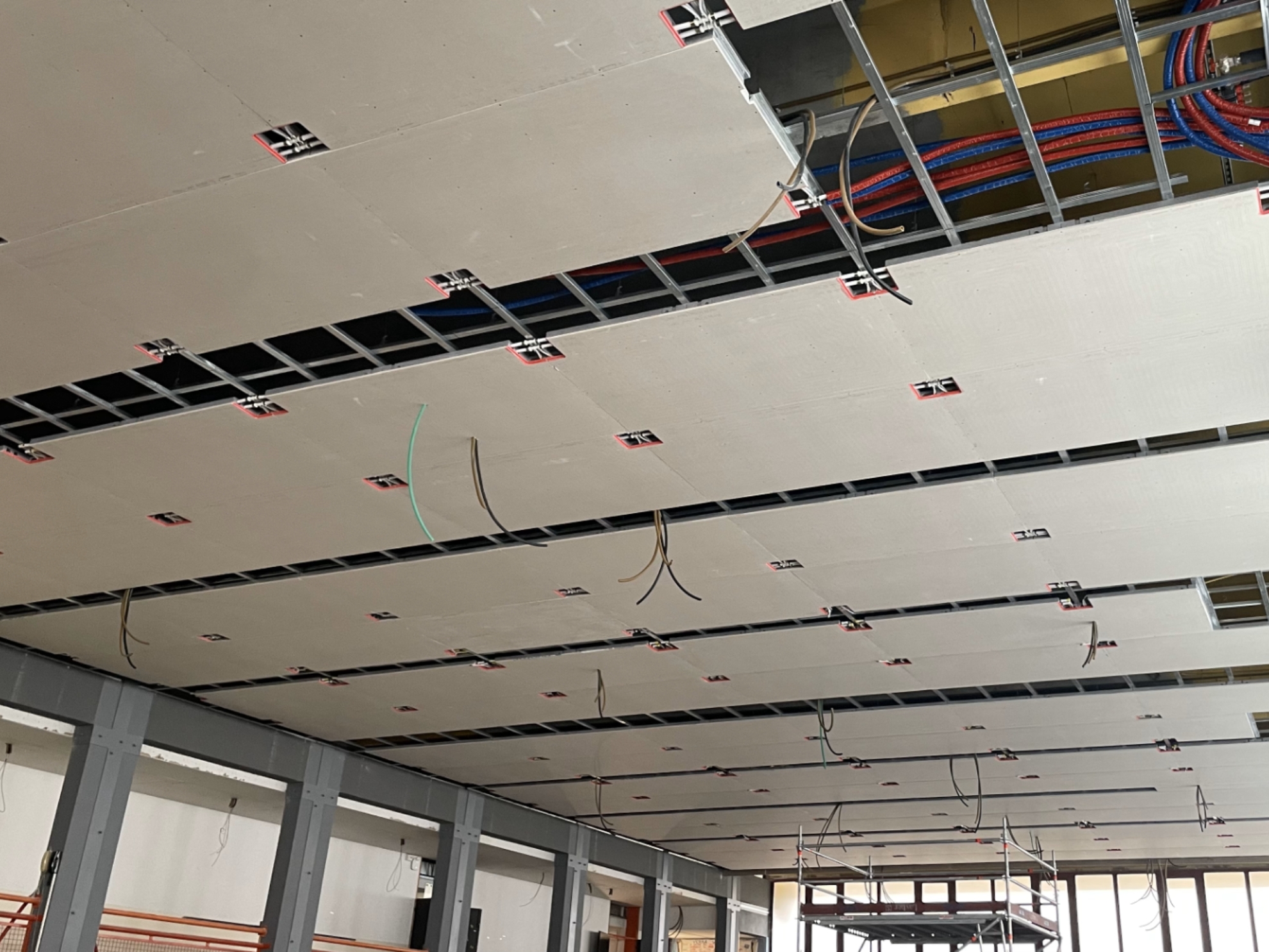 Sistemi radianti a soffitto tecnologia invisibile per il riscaldamento e il raffrescamento